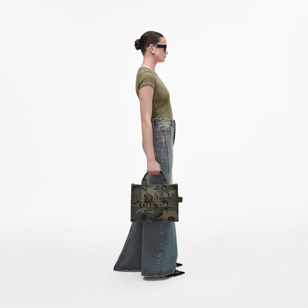 THE MEDIUM TOTE
